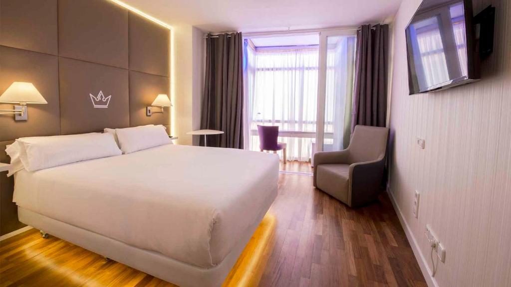 Featuring free high-speed WiFi and an on-site café, Erase un Hotel is located in Madrid's financial district, 1.5 km from the Santiago Bernabeu Stadium.