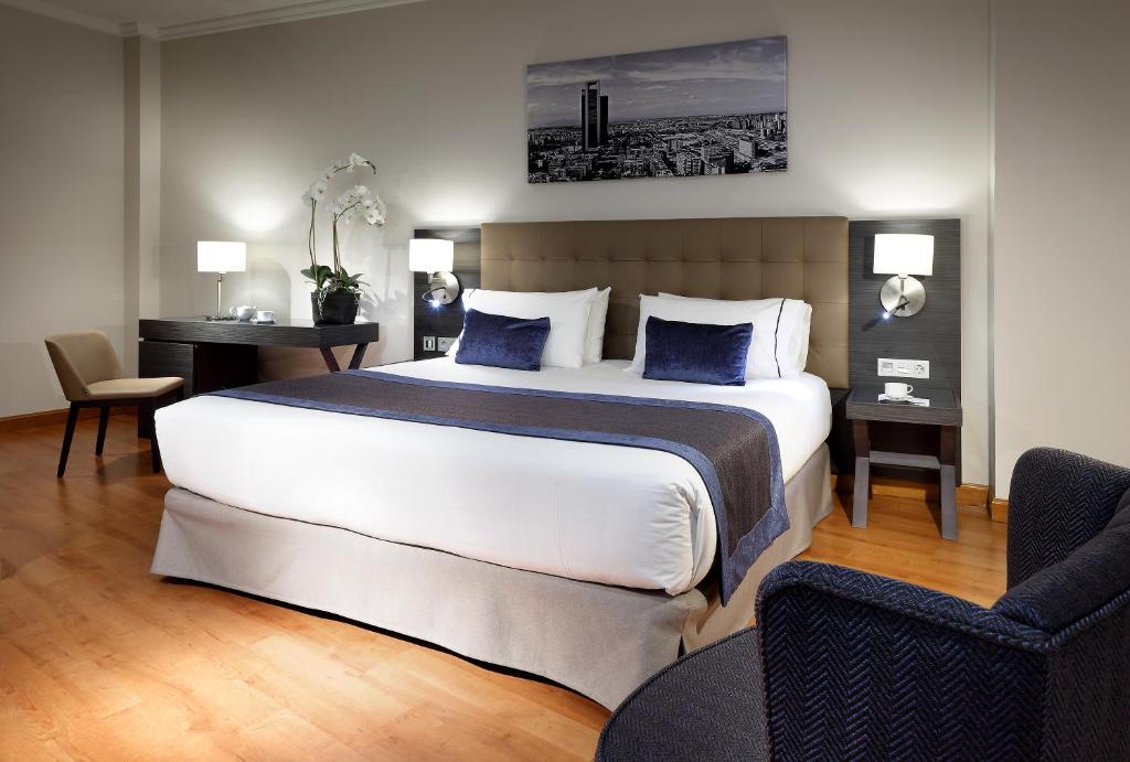 Located within 17 km of Chamartin Railway Station and 19 km of Santiago Bernabéu Stadium, Eurostars Madrid Foro offers rooms in Tres Cantos.