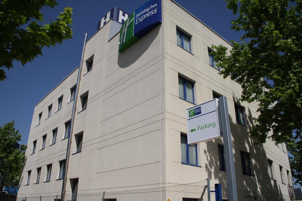 Dieses komfortable Hotel liegt im Norden von Madrid, in einem der wichtigsten Finanzviertel der Stadt, 8 km vom Flughafen Madrid-Barajas entfernt.