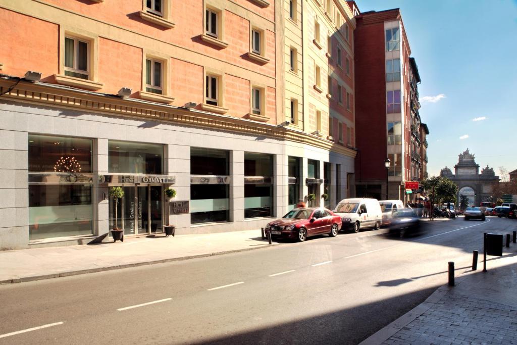 L'Hotel Porcel Ganivet est situé à 150 mètres de la station de métro Madrid-Puerta de Toledo et à 10 minutes à pied de la Plaza Mayor.