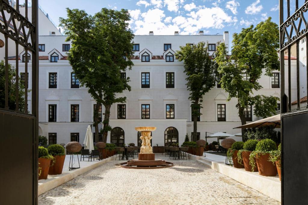 Palacio de los Duques Gran Meliá - The Leading Hotels of the World is located 300 metres from Madrid's Royal Palace, the Royal Theatre and the Cathedral.