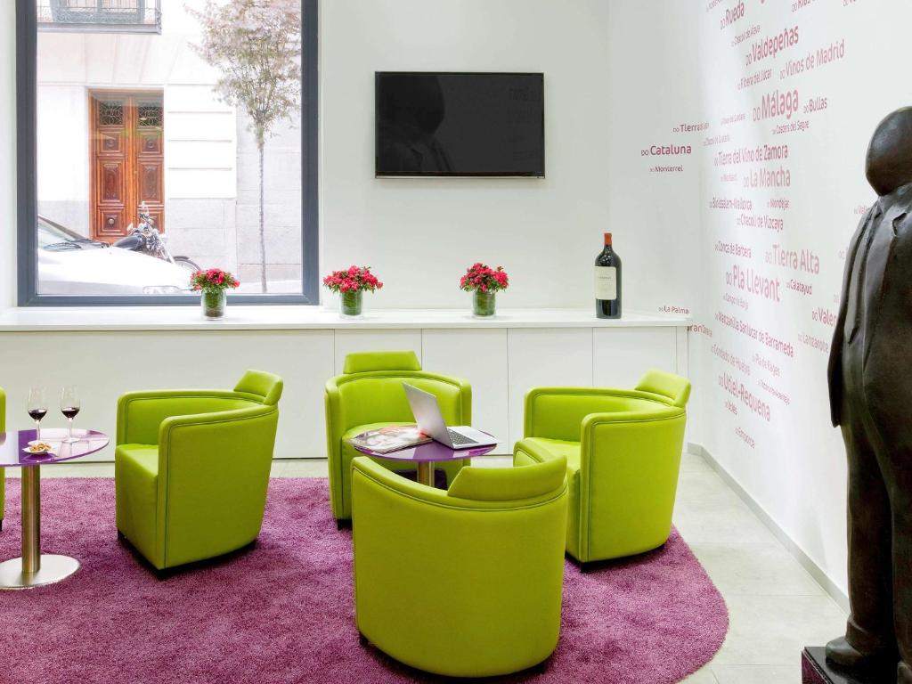 L'Ibis Styles Madrid Prado est situé dans le Triangle d'Art de Madrid, à seulement 500 mètres de la Puerta del Sol et à 300 mètres de la station de métro Anton Martin.