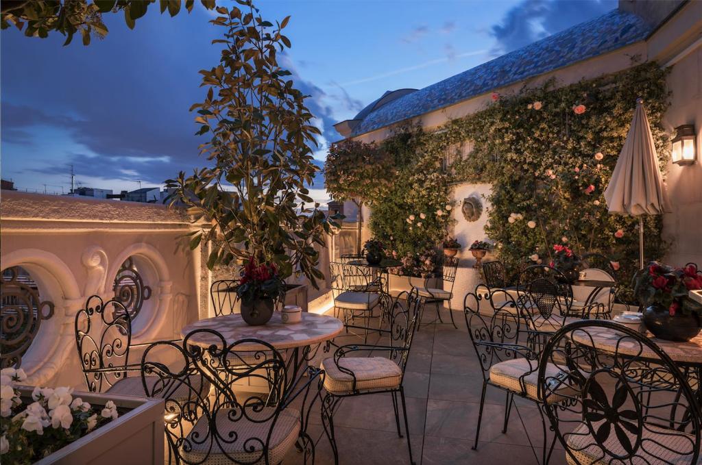 Relais & Châteaux Heritage Hotel offers 5-star accommodation in Madrid, next to Paseo de la Castellana.