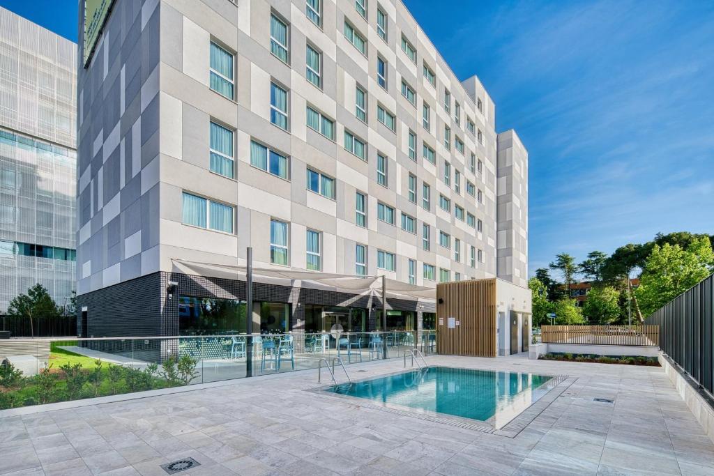 Holiday Inn Express - Madrid - Airport, an IHG Hotel has a seasonal outdoor swimming pool, fitness centre, a garden and shared lounge in Madrid.