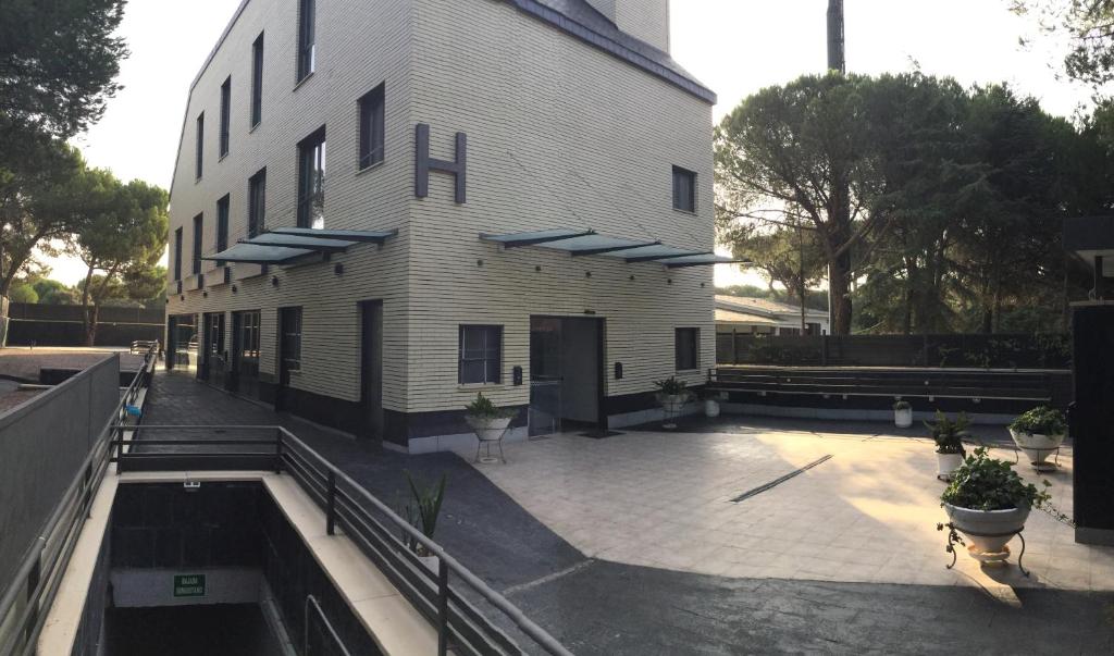 Located in Pozuelo de Alarcón, H La Cabaña provides free WiFi throughout the property and rooms with air conditioning.