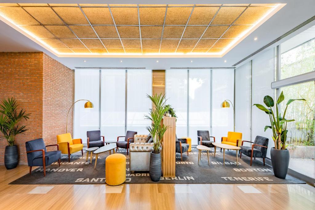 Hotel Madrid Chamartín, Affiliated by Meliá has a seasonal outdoor swimming pool, fitness centre, a restaurant and bar in Madrid.