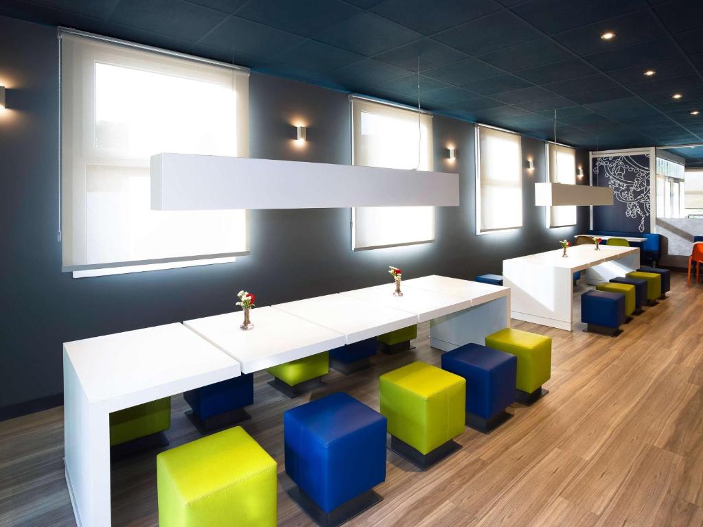Ibis Budget Madrid Alcorcón Móstoles is situated between Alcorcón and Móstoles, just 1 km from Móstoles Central Train Station.