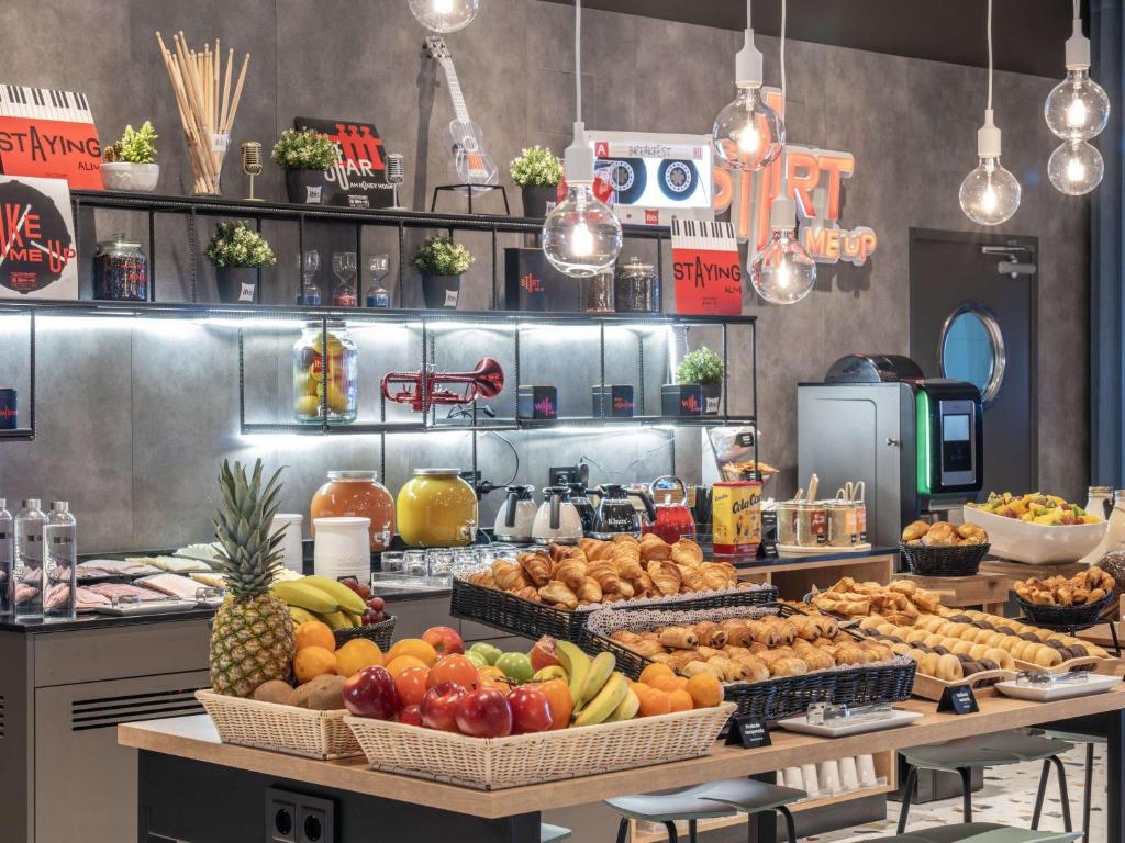Situé à 1 km de l'aéroport de Madrid-Barajas et du centre d'exposition de l'IFEMA, l'Ibis Aeropuerto Barajas propose un snack-bar ouvert 24h/24.