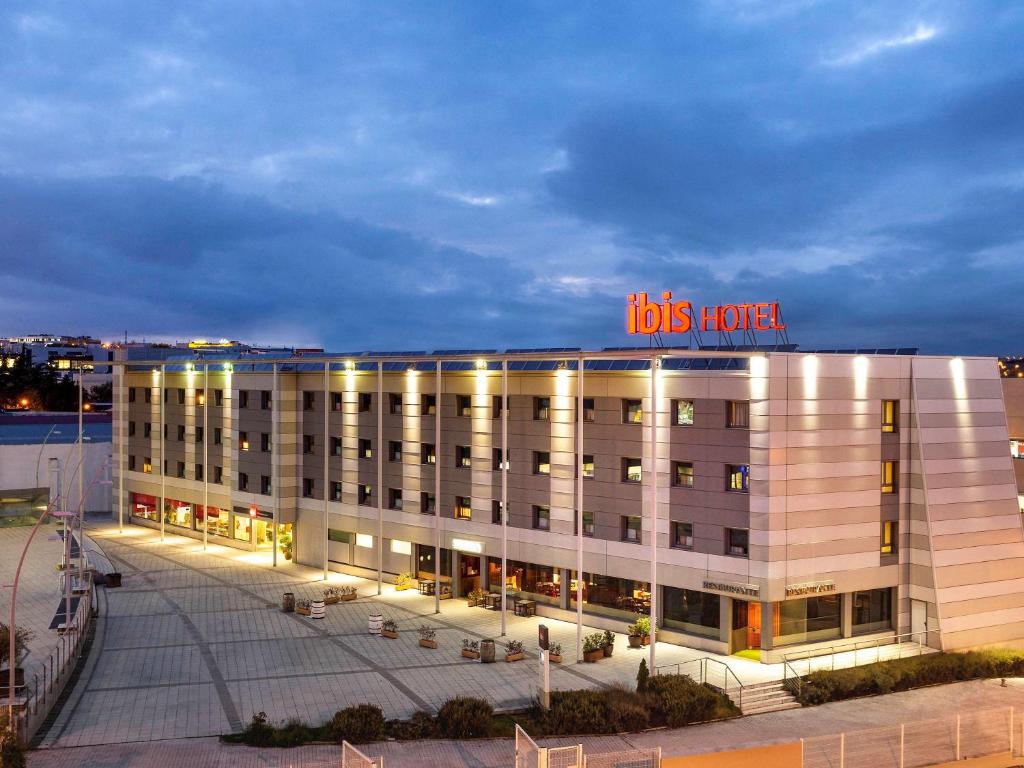Ibis Madrid Alcobendas is within a 15-minute drive of IFEMA Exhibition Centre and Madrid Barajas Airport.