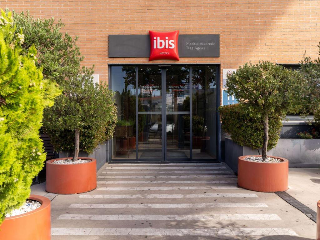 Located just 11 km from central Madrid, Ibis Madrid Alcorcon Tresaguas is in Alcorcón, next to the A-5 and M-40 Motorways and 30 km from the airport.