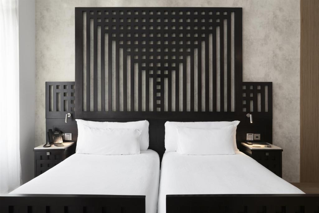 Set in a 19th-century building in the exclusive Salamanca neighborhood, ICON Casona 1900 by Petit Palace features stunning décor.