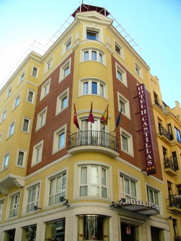 L'Hôtel II Castillas bénéficie d'un emplacement central idéal, à seulement 300 mètres du quartier Puerta del Sol de Madrid.