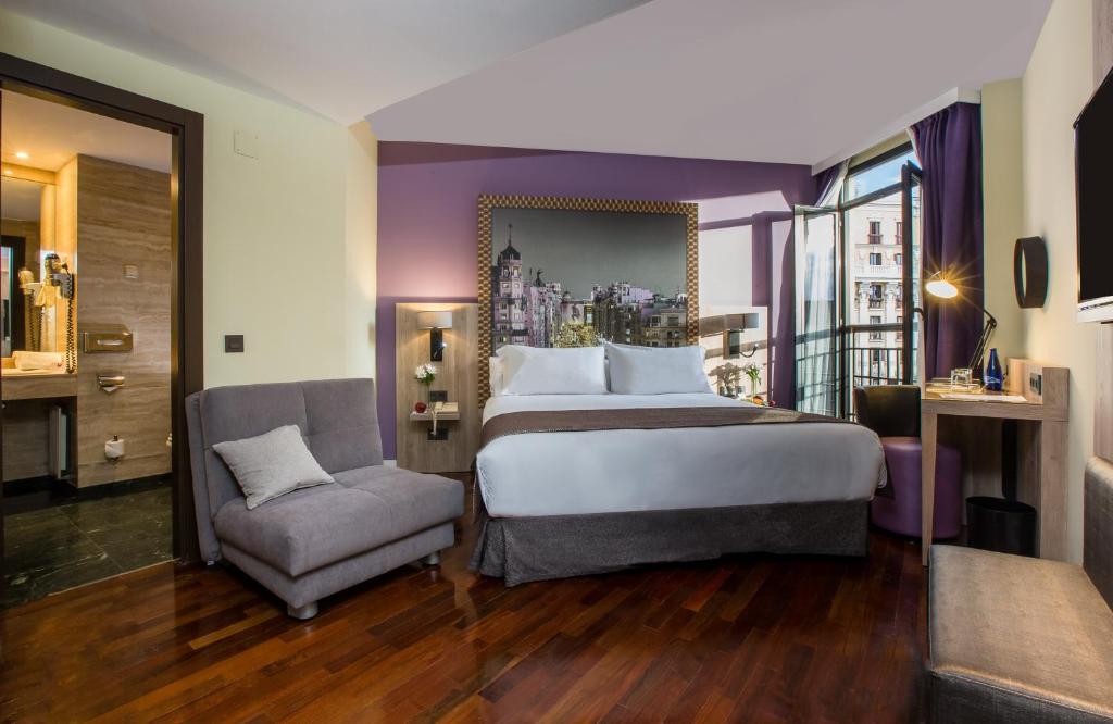 Leonardo Hotel Madrid City Center enjoys a quiet setting in the Chamberi area of Madrid, 200 metres from San Bernardo Metro Station.