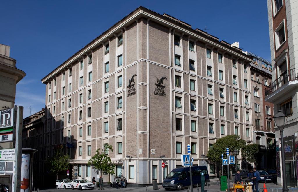 Situé à seulement 200 mètres de la Puerta del Sol dans le centre de Madrid, Liabeny comprend une salle de sport avec sauna.