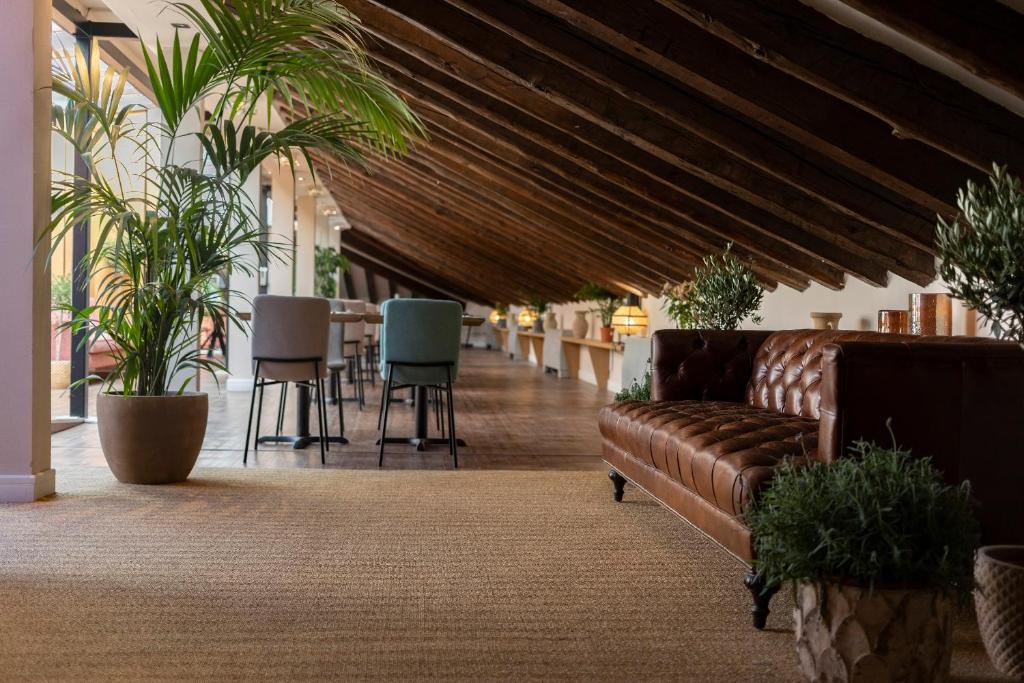 Petit Palace Preciados is located 250 metres from the famous Gran Vía Avenue. Rooms include a flat-screen TV, and free WiFi are available.