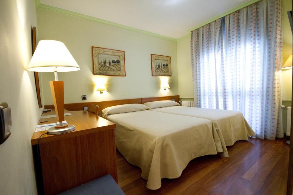 Just minutes from Madrid Airport, and close to the IFEMA trade fair site, Hotel Los 5 Pinos offers rooms with wooden floors and air conditioning.