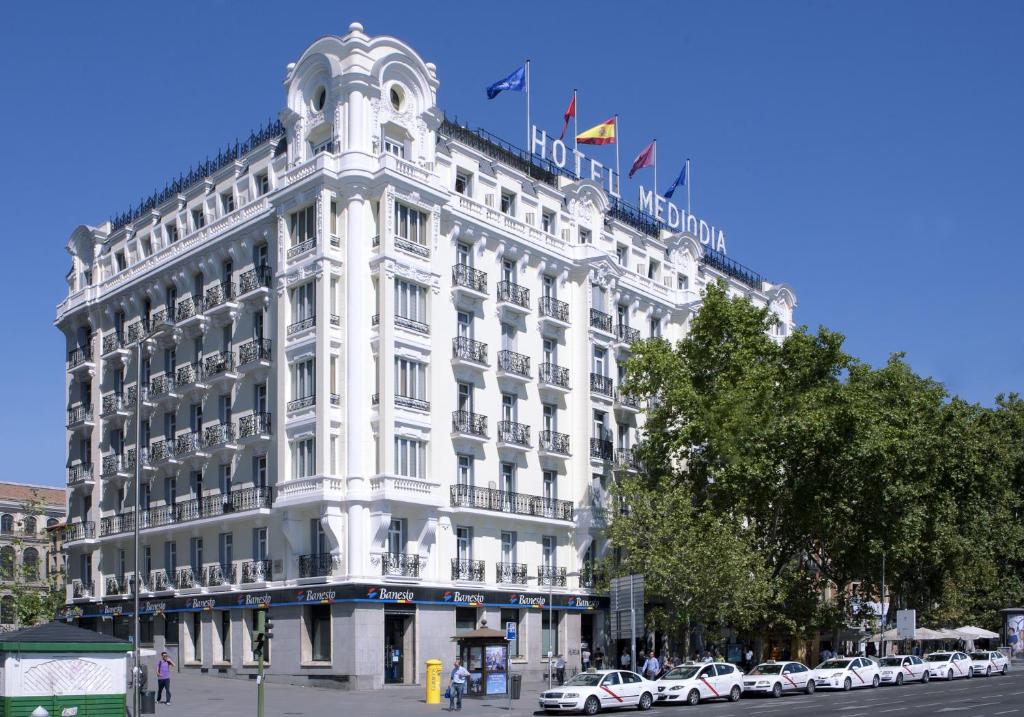 Situated 100 metres from Madrid’s Atocha Station and the Reina Sofia Museum, Hotel Mediodia offers a 24-hour reception.