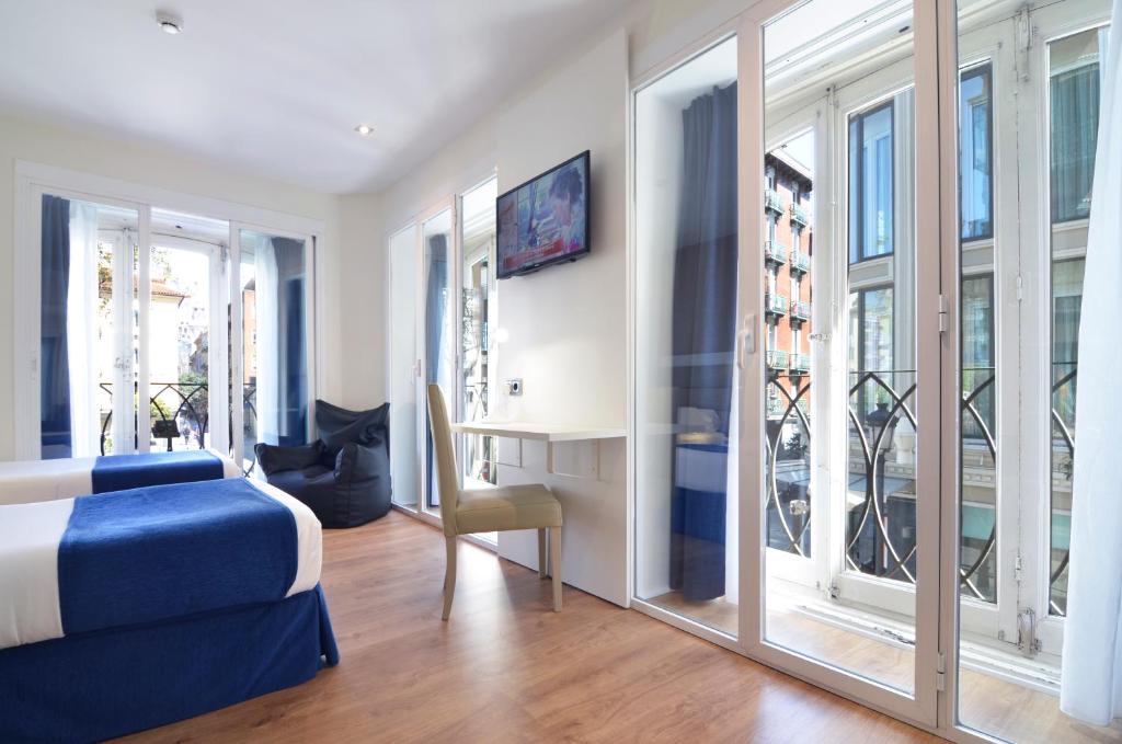 The small and charming Hotel Miau is a 19th-Century building in the famous Plaza Santa Ana. Free Wi-Fi is available in all rooms.