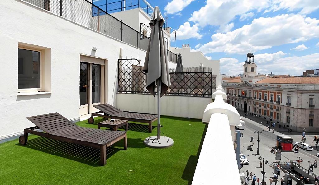 This hotel is centrally located beside Madrid’s Puerta del Sol Square. Plaza Mayor is 150 metres away.