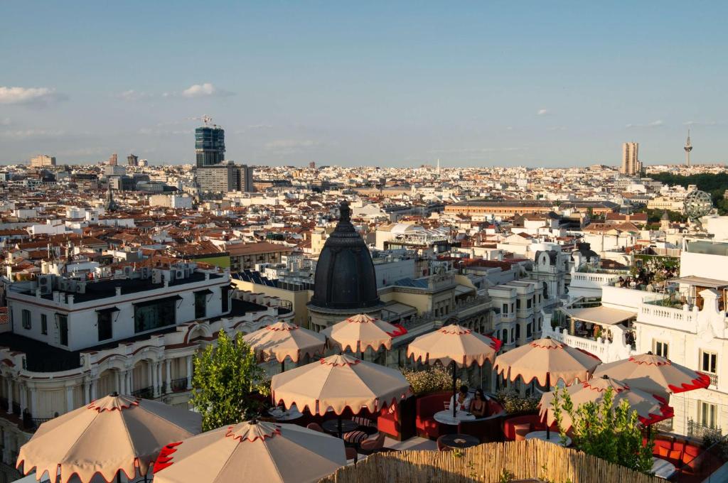 Hotel Montera Madrid, Curio Collection By Hilton has a seasonal outdoor swimming pool, fitness centre, a terrace and restaurant in Madrid.