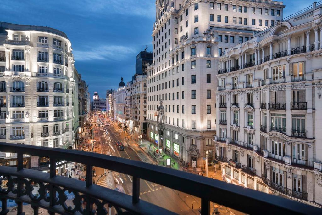 Ideally located in the heart of Madrid, NH Collection Madrid Gran Vía provides buffet breakfast and free WiFi throughout the property, only 400 metres from...