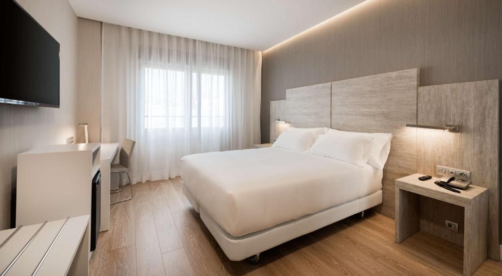 Le NH Madrid Chamberí est situé dans le quartier de Madrid, à seulement 300 mètres du Paseo de la Castellana et à 400 mètres de la galerie Sorolla.