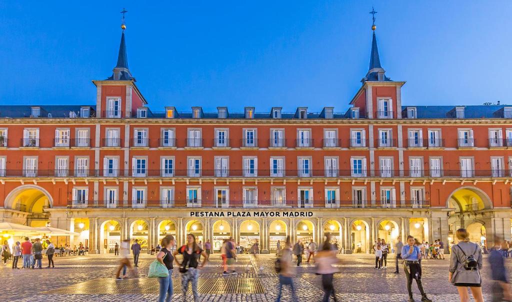Less than 1 km from Mercado San Miguel and a 13-minute walk from Puerta de Toledo, the property offers a terrace and a bar.