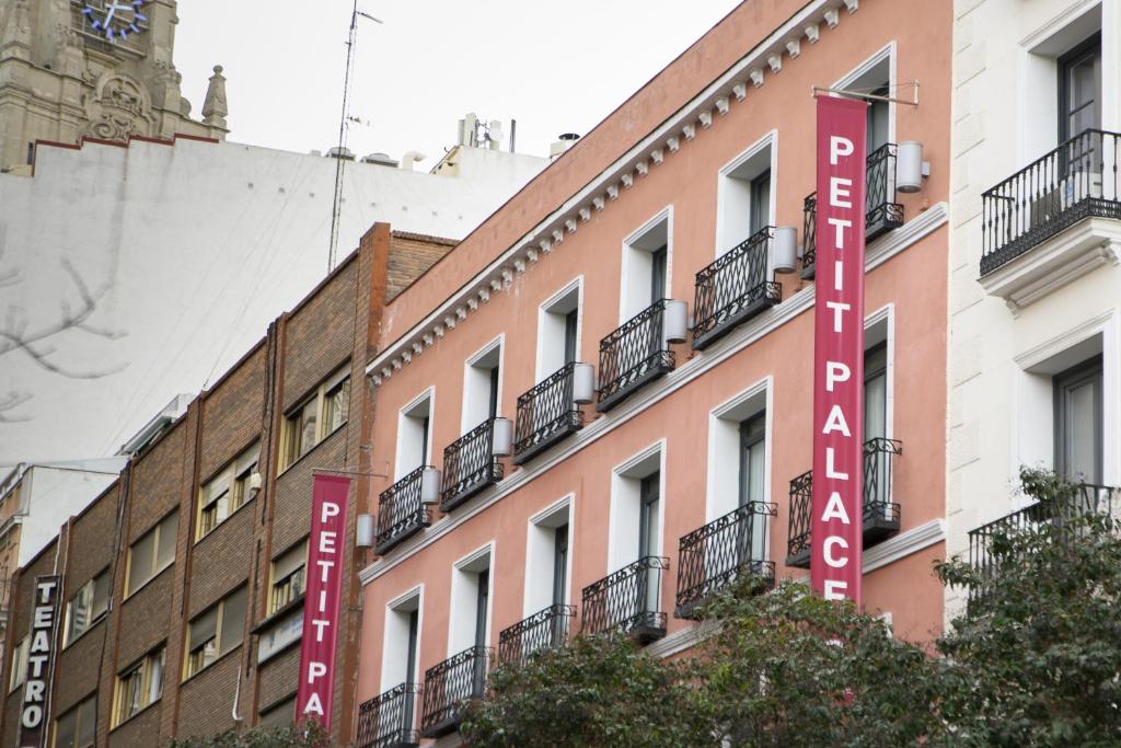 Das Petit Palace Tres Cruces ist ein Boutique-Hotel, das weniger als 50 m von der Gran Vía von Madrid entfernt ist.