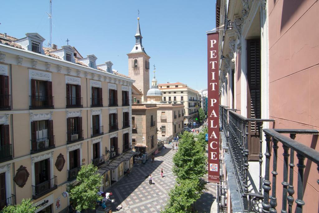 Set on a pedestrian street, Petit Palace Arenal is in Madrid's Puerta del Sol district, just 2 minutes’ walk from Sol and Opera Metro Stations.
