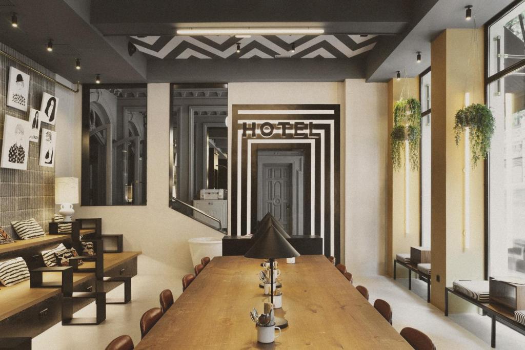 Situé dans le quartier animé de Chueca, dans le centre de Madrid, le Petit Palace Chueca est situé dans un manoir traditionnel du XIXe siècle.