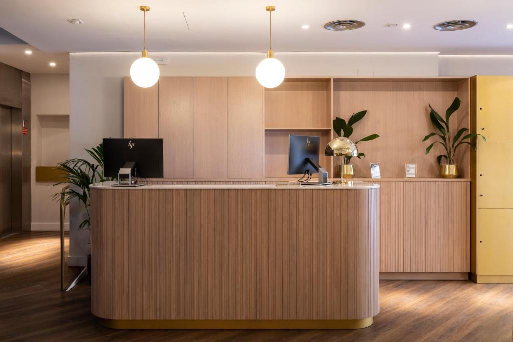 Dieses Hotel liegt neben dem Puerta del Sol in Madrid und bietet Zimmer mit kostenfreiem WLAN.