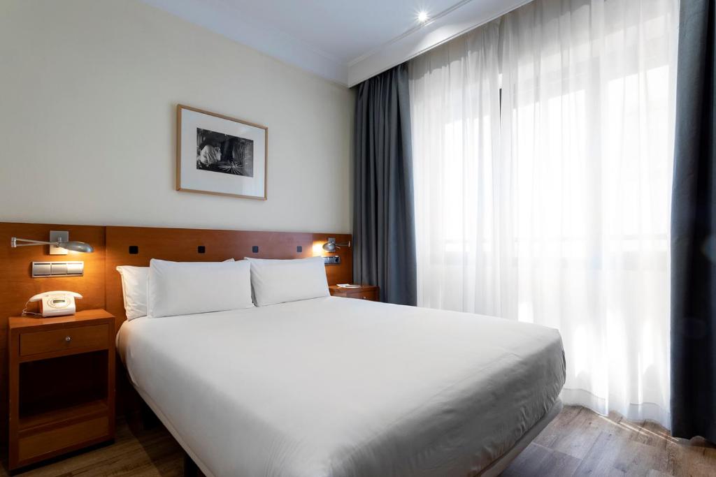 Petit Palace Cliper è situato tra la famosa Gran Vía di Madrid e Puerta del Sol.