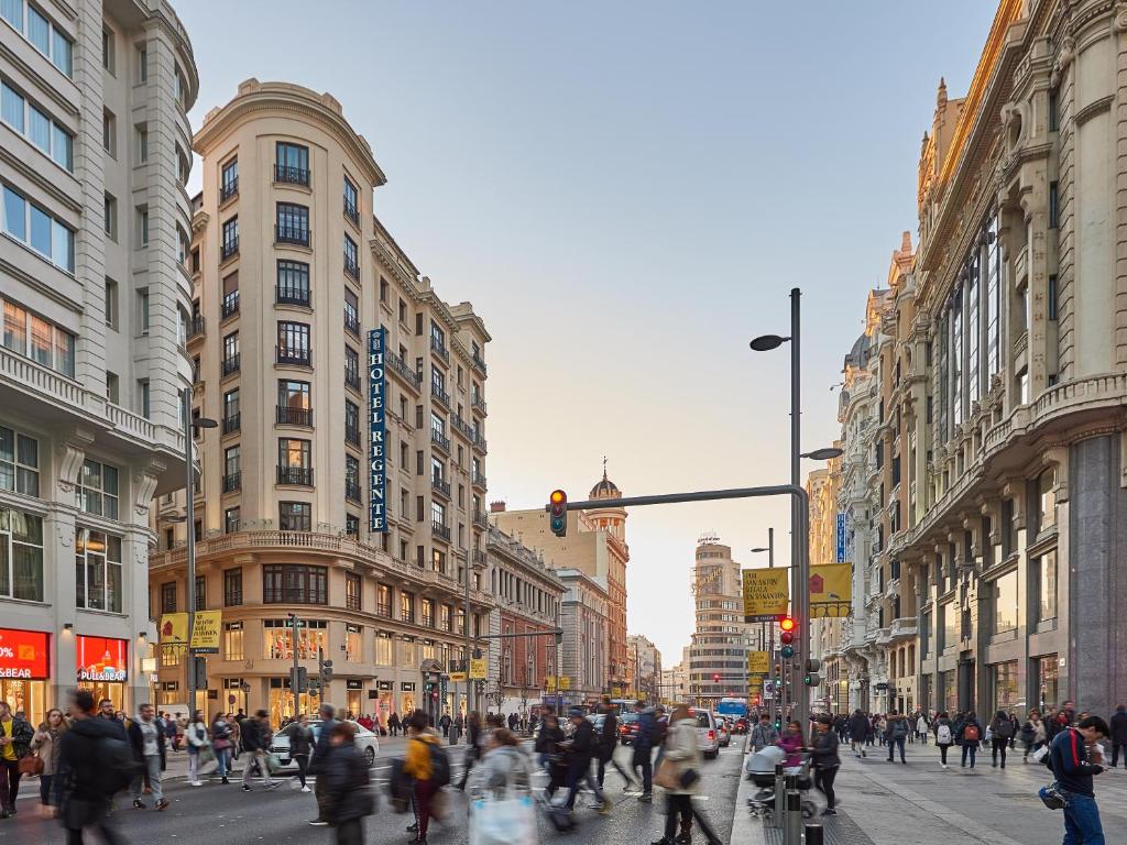 Hotel Regente is located on Madrid’s Gran Vía Avenue and 400 metres from Puerta del Sol Square.