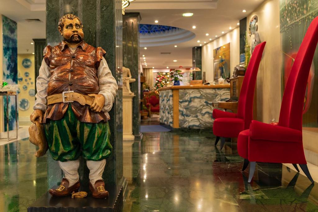 Situé dans le centre-ville, à proximité des musées les plus célèbres de Madrid et à seulement 10 minutes à pied de la gare d'Atocha, l'Hotel Sancho...