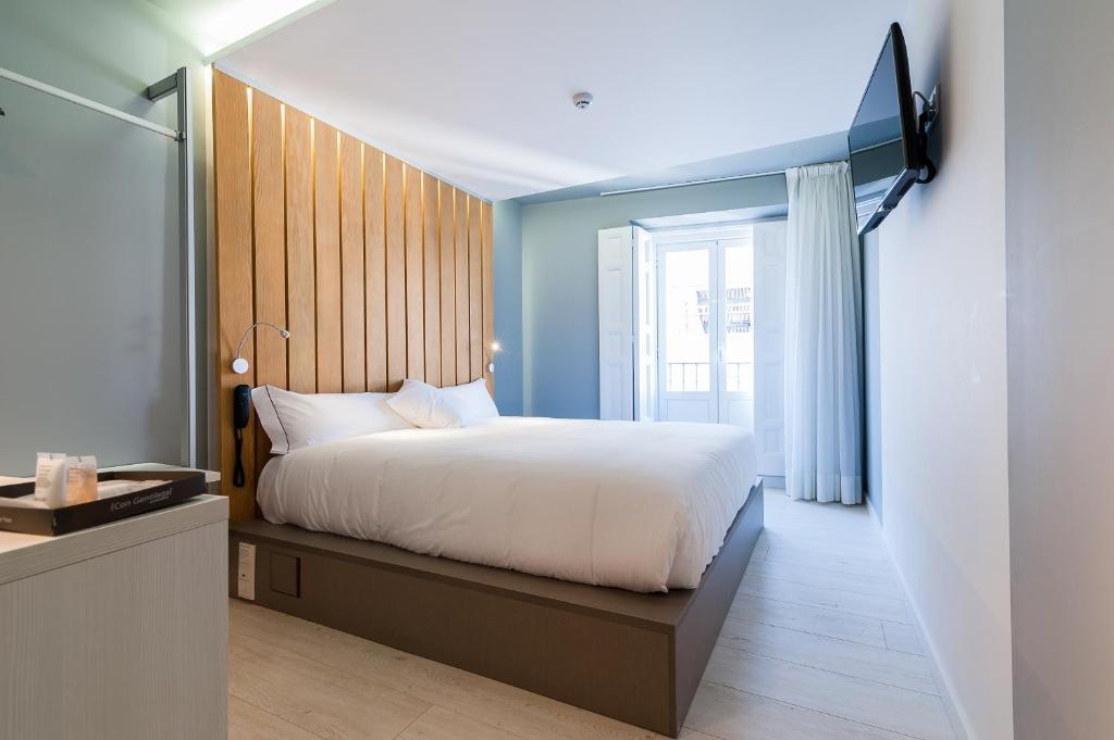 Featuring free WiFi throughout and a 24-hour reception, B&B HOTEL Madrid Centro Fuencarral 52 is located in Madrid.