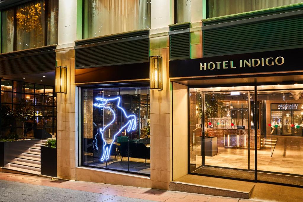 Recently renovated, up-to-date, downtown hotel, well positioned and easily accessed in the midst of the fashionable Moncloa-Argüelles residential and...