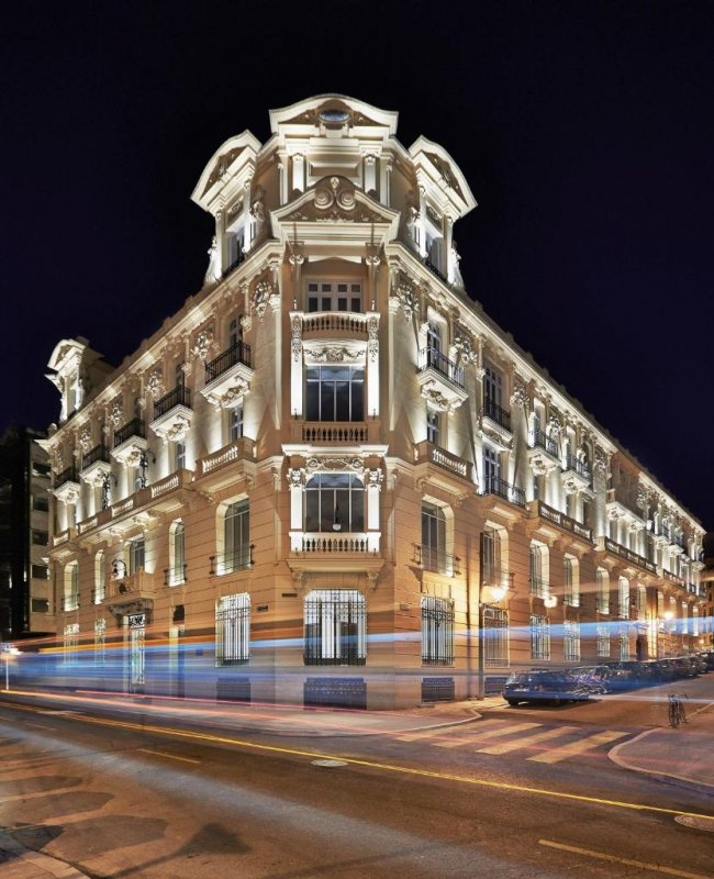 In einem restaurierten Palast, URSO Hotel & Spa, ist ein kleines Luxushotel der Welt 5 Gehminuten vom U-Bahnhof Alonso Martínez entfernt.