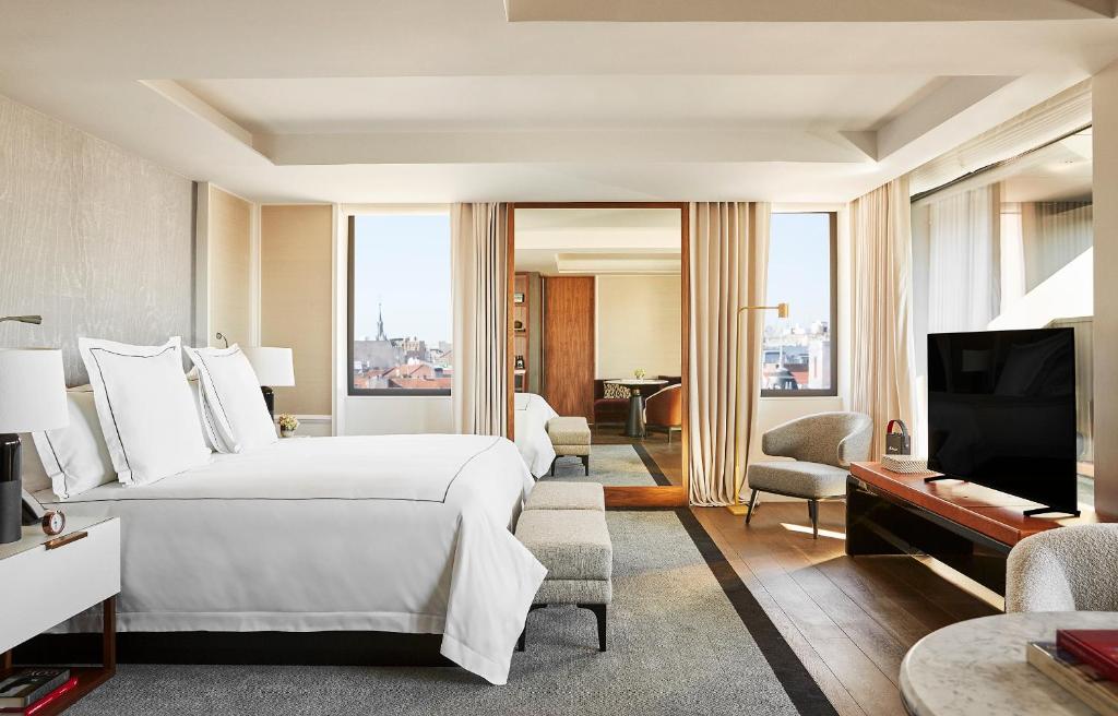 L'elegante Rosewood Villa Magna offre camere e suite esclusive nella zona di Salamanca alla moda di Madrid.