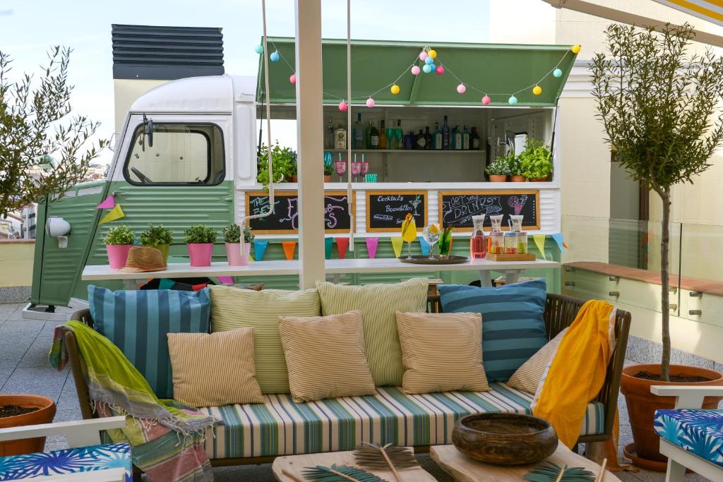 Featuring a stunning terrace with views of Madrid's most emblematic buildings, Vincci The Mint presents a new kind of accommodation in Madrid.
