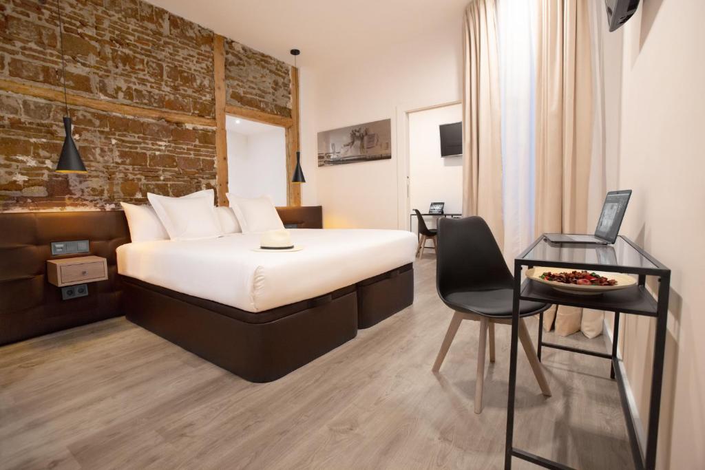 Das Woohoo Rooms Fuencarral begrüßt Sie in günstiger Lage im Stadtteil Centro von Madrid, 500 m von der Gran Via, 1,1 km vom Museum Thyssen-Bornemisza und...
