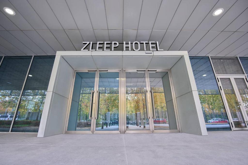 Set in Madrid and with IFEMA reachable within 10 km, Zleep Madrid Airport offers concierge services, non-smoking rooms, a fitness centre, free WiFi and a...