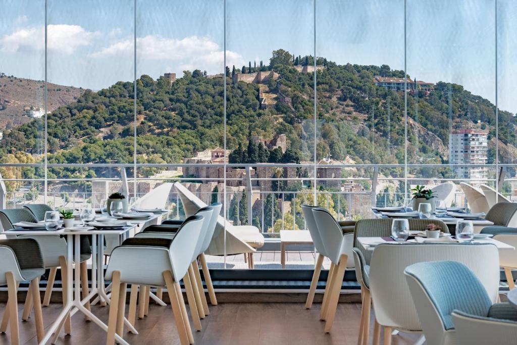 Situado entre la Catedral de Málaga y el Paseo del Parque, el AC Hotel by Marriott Málaga Palacio cuenta con una piscina en la azotea y vistas al puerto de Málaga.