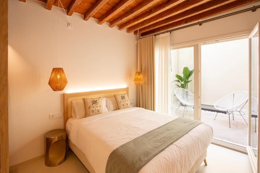 Attractively situated in the centre of Málaga, Alux Boutique Hotel features air-conditioned rooms, a terrace, free WiFi and a bar.