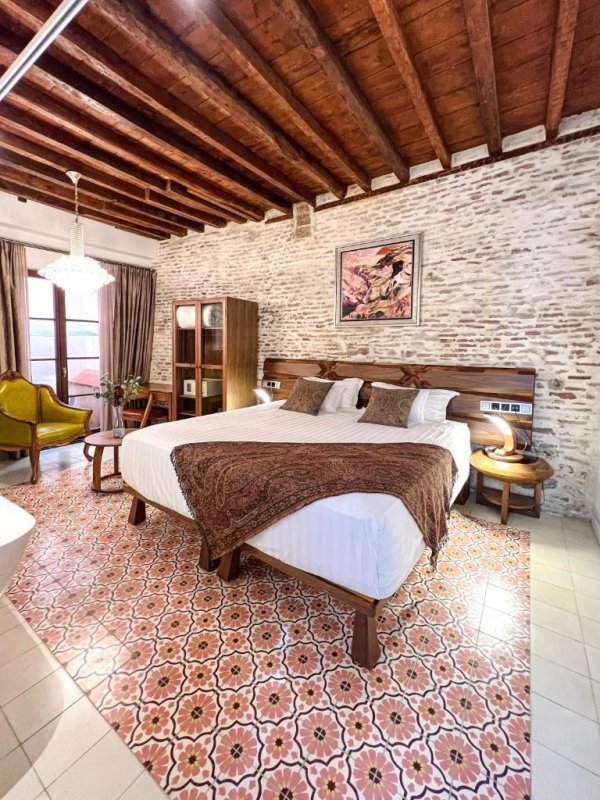 El Anahita Boutique Hotel está situado en Málaga y ofrece habitaciones con aire acondicionado, restaurante, conexión WiFi gratuita y bar.