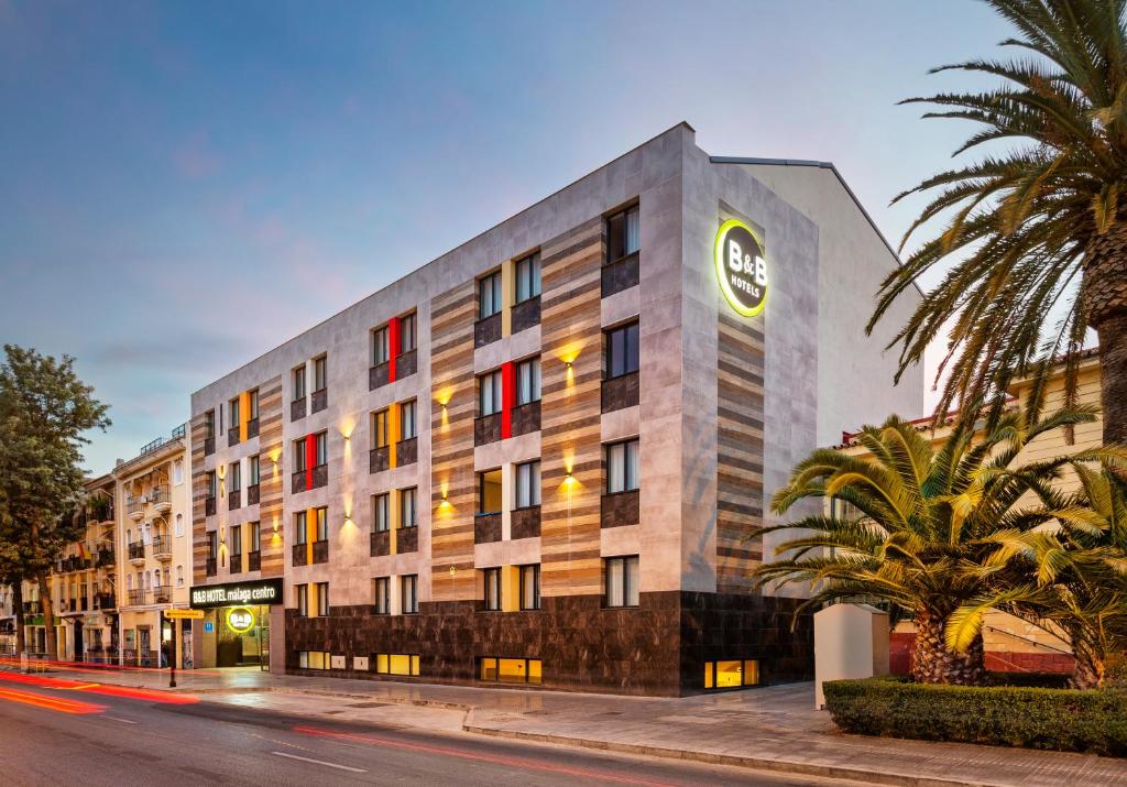 Situated conveniently in Málaga, B&B HOTEL Málaga Centro offers a buffet breakfast and free WiFi throughout the property.
