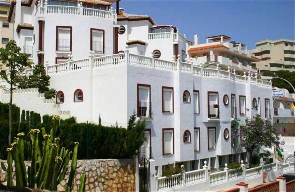 This basic hotel is in the tourist resort of Benalmádena, just 150 metres from Bil Bil Castle and the beach.