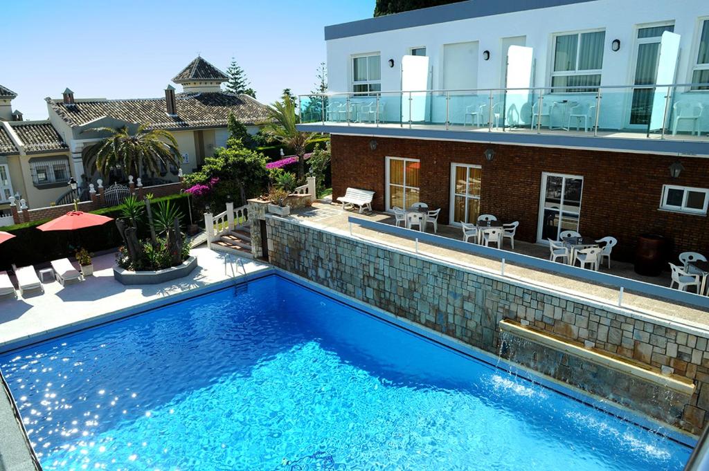 Hotel Complejo Los Rosales is located in the El Olivar residential estate, just 5 minutes’ drive from Málaga Airport.