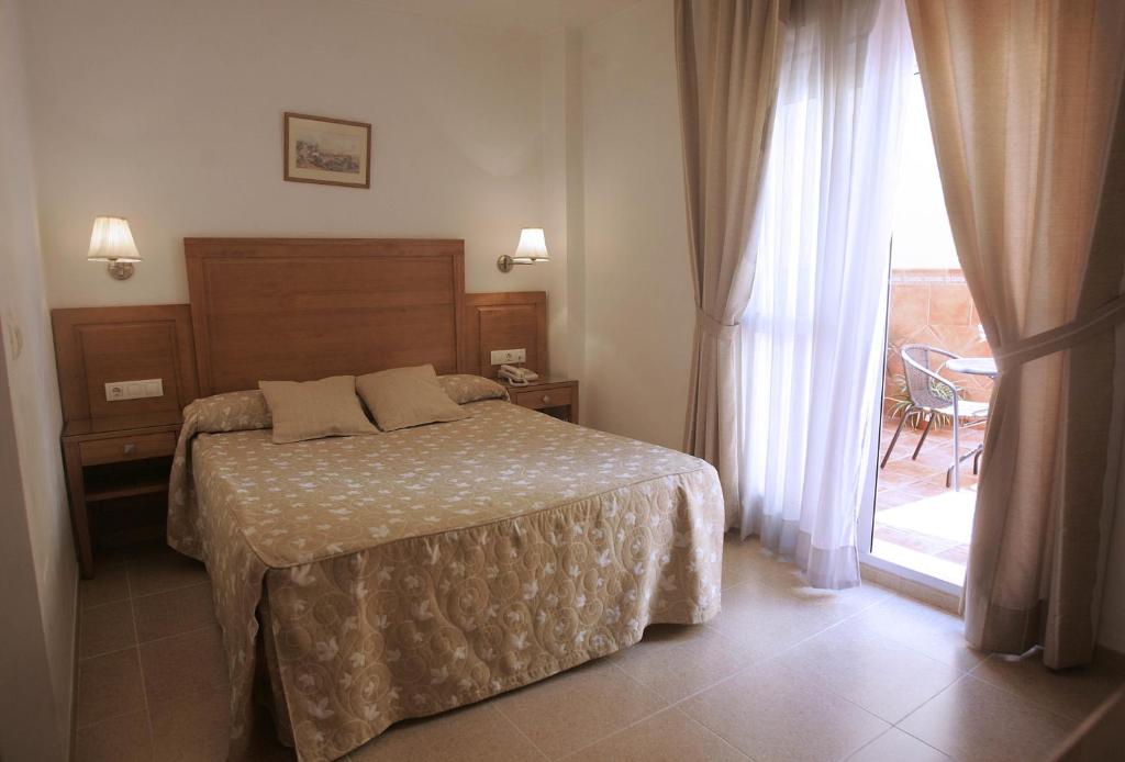 The modern Hotel Goartín is just 10 minutes' walk from Málaga's María Zambrano Train Station and the city's bus station. A private parking is available.