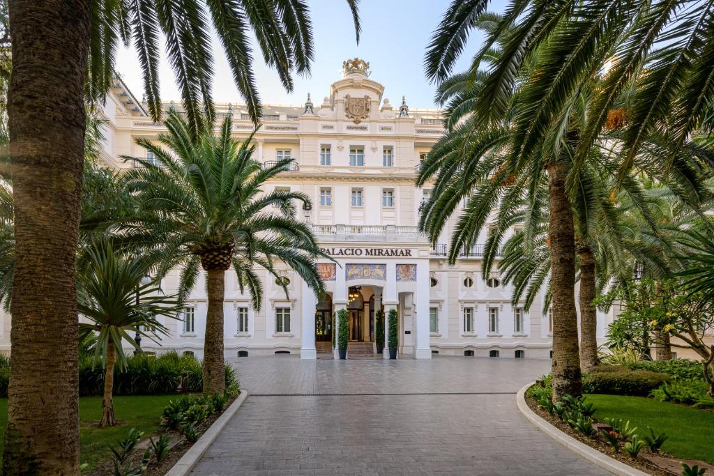 The luxurious Gran Hotel Miramar GL is set in a listed XX century building and is located in Malaga, 10 metres from La Malagueta Beach.