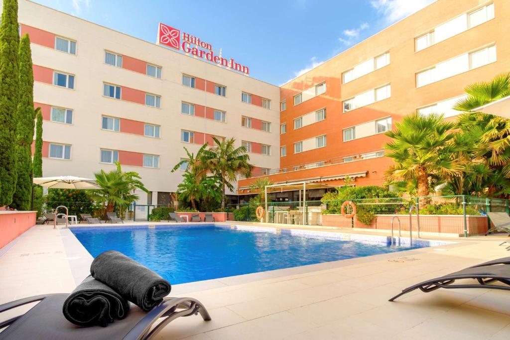 Este moderno hotel, situado a 5 km del aeropuerto de Málaga - Costa del Sol, ofrece una piscina al aire libre rodeada de terraza y tumbonas.